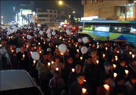  거리로 쏟아져 나온 시민들, 거리를 밝힌 민주 염원의 불빛